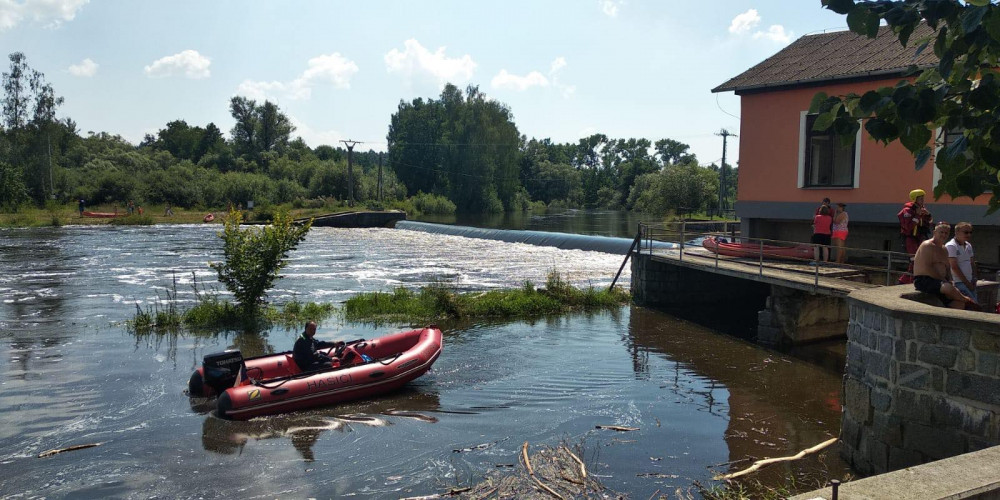 Na Lužnici u Dráchova se převrátila kánoi se dvěma muži. Jeden zůstal pod jezem