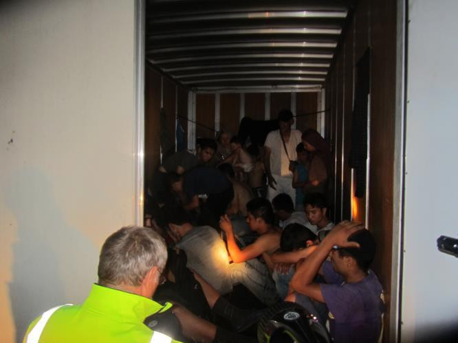 size4-15968745510897-139-1000x1000-1468231353-fotografie-ze-zadrzeni-migrantu