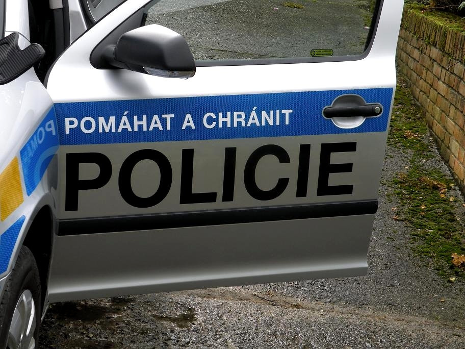 Skupina mužů skákala na Orlické přehradě z člunu. Jeden z nich z vody nevyplaval