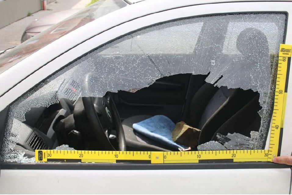 Řidič si zapomněl v autě peněženku přes noc. Ráno v něm našel jen kámen