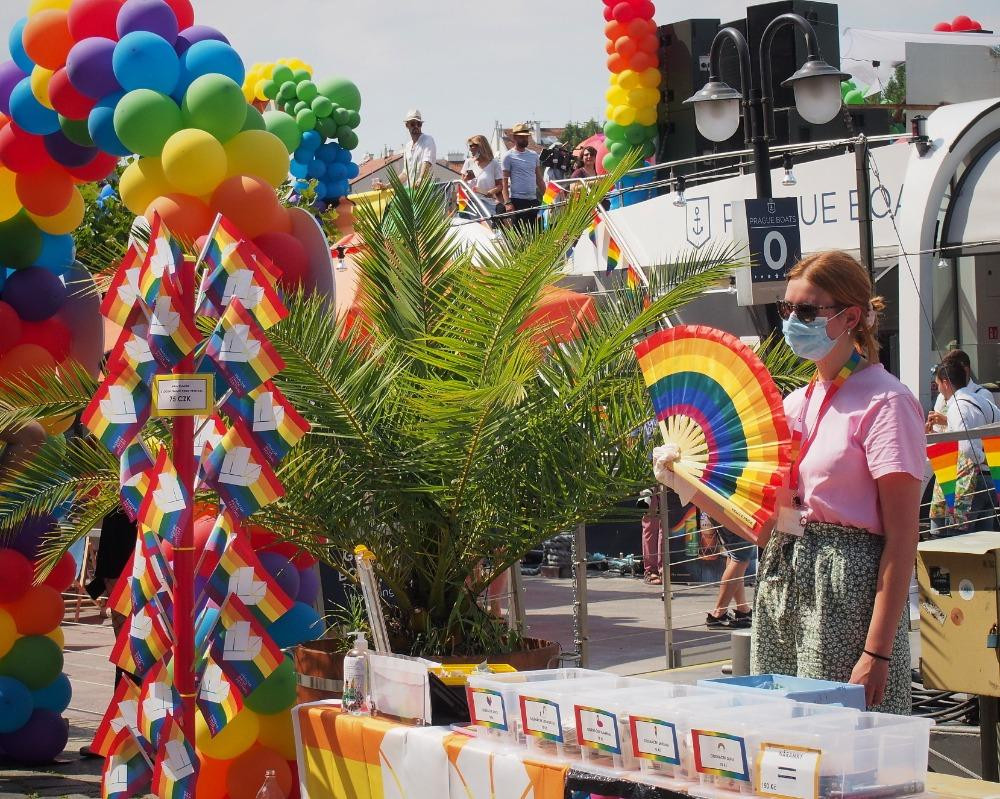 Lodě a piknik. Prahou proplula duhová plavba.