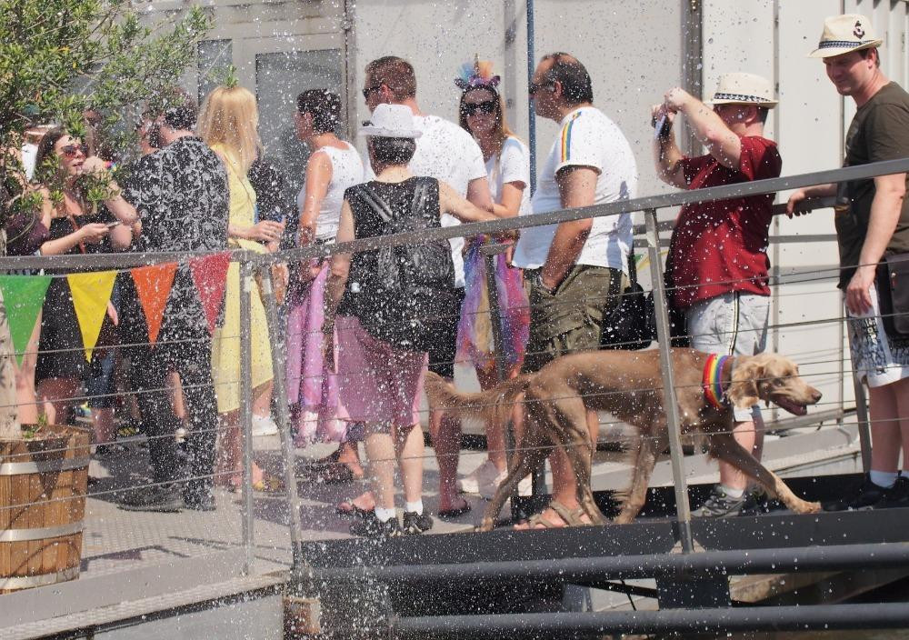 Lodě a piknik. Prahou proplula duhová plavba.