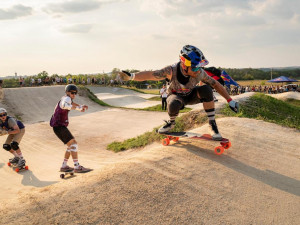 Longboardový závod Red Bull Feel the Wheel vyhrál snowboardcrossař Bruno Tatarko