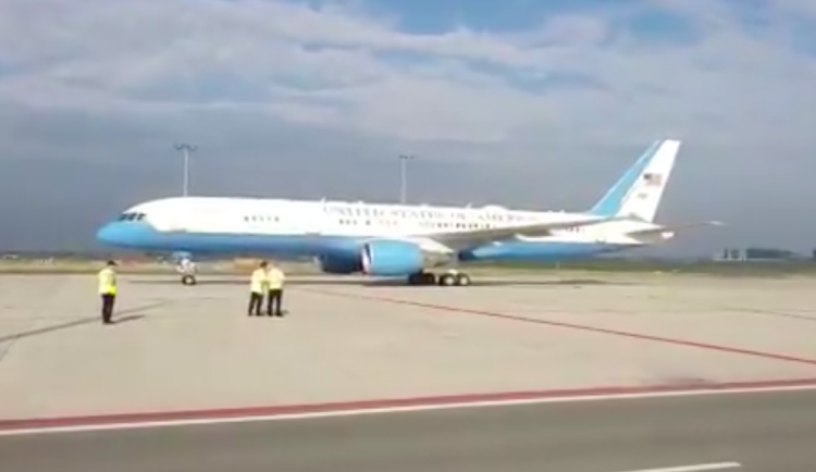 V Praze přistálo letadlo s americkým ministrem zahraničí Pompeem.