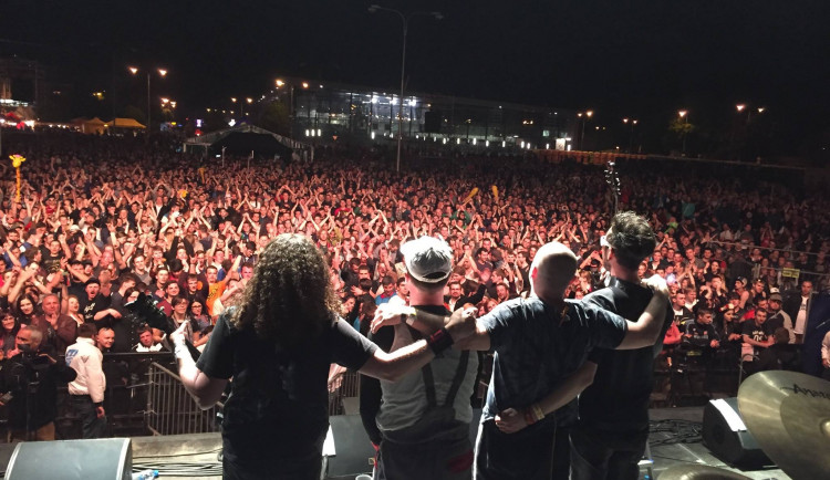 Policie zadržela bubeníka skupiny Horkýže Slíže a zpěváka kapely Krátký proces. Viní je z extremismu.