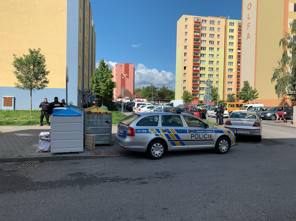 Kriminalisté hledají nože, kterými byly na Máji napadeni tři muži