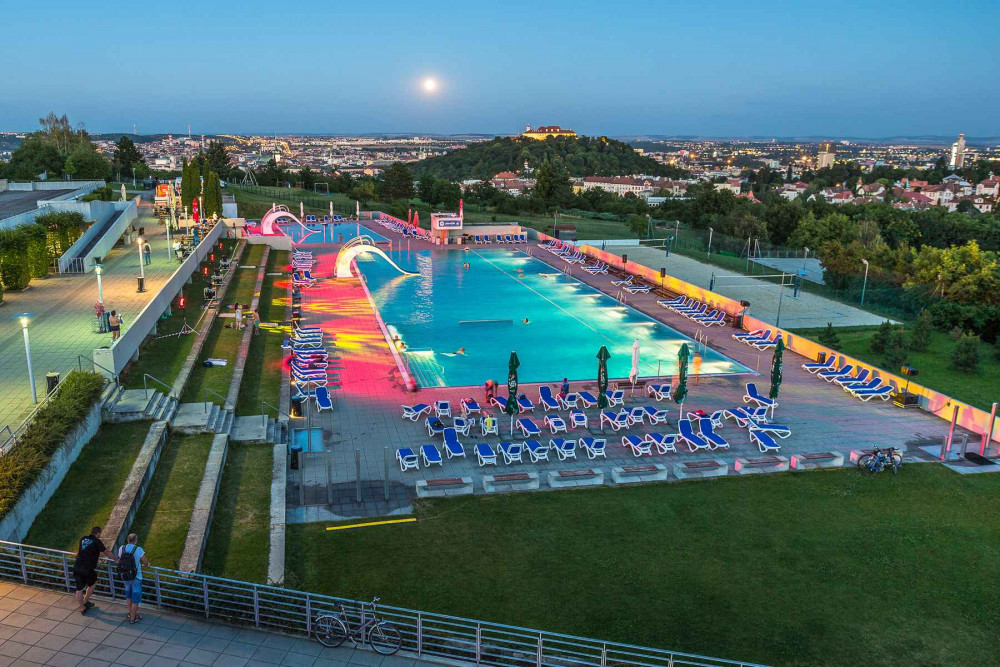 Koupaliště na Kraví hoře projde částečně rekonstrukcí. Město chce postavit za 74 milionů nové vířivky, sauny a wellness