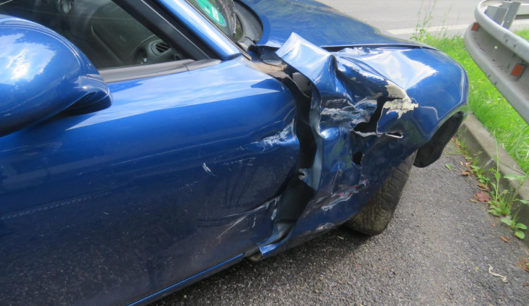 Řidič nezvládl na mokré vozovce zatáčku a způsobil devadesátitisícovou škodu