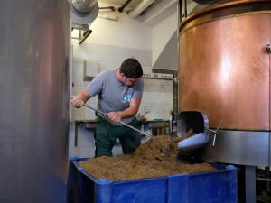 Když je zle, musí se člověk více snažit a ne lomit rukama, říká ředitel pivovaru Permon Michal Sás.