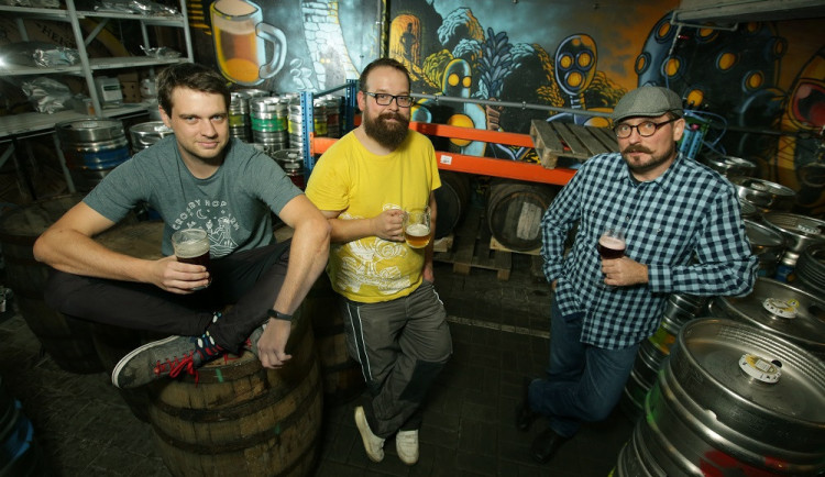 Jiří Andrš (vlevo), Jakub Sychra (uprostřed) a obchodní sládek Budvaru Aleš Dvořák. Foto: Hynek Glos.