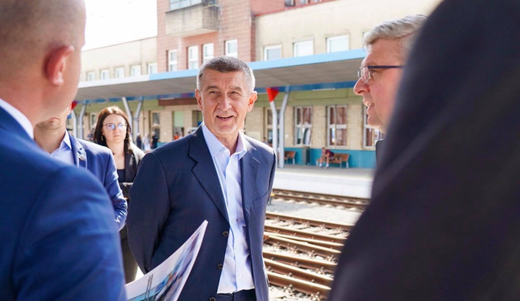 Babiš po schůzce s nakaženou Rážovou do karantény nemusí, seděl dost daleko