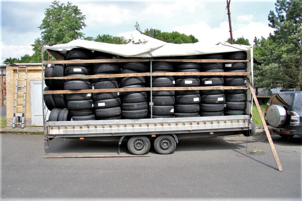 S tímto nákladem kradených pneumatik policisté zadrželi část zlodějů