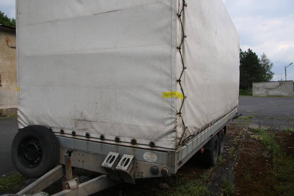 Kriminalisté dopadli gang zlodějů pneumatik, ukradli jich stovky za miliony korun