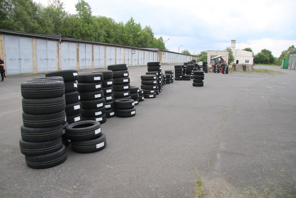 Kriminalisté dopadli gang zlodějů pneumatik, ukradli jich stovky za miliony korun