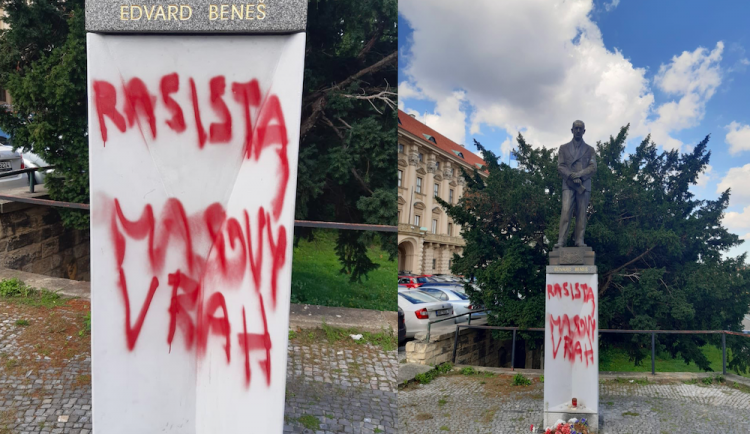 K soše Beneše v Praze někdo napsal, že byl rasista a masový vrah