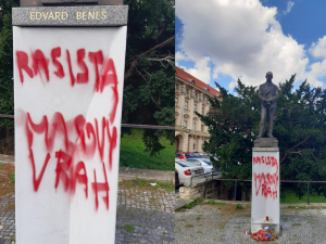 K soše Beneše v Praze někdo napsal, že byl rasista a masový vrah