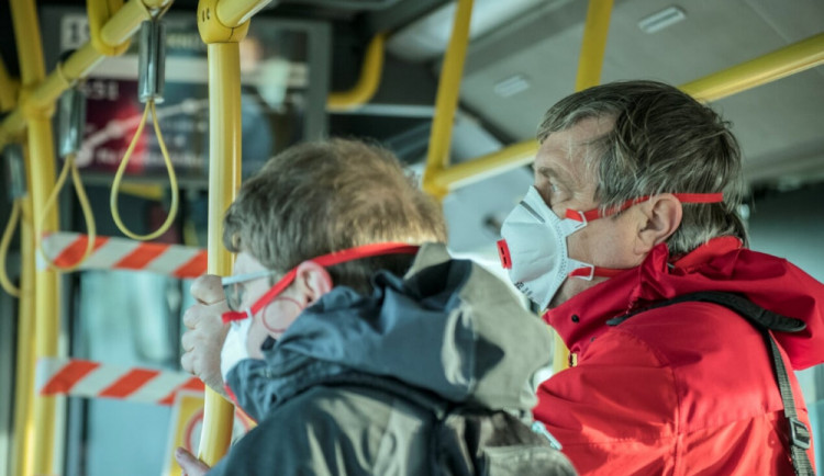 Lidé nad 60 let dostanou respirátor a pět roušek, rozhodla vláda