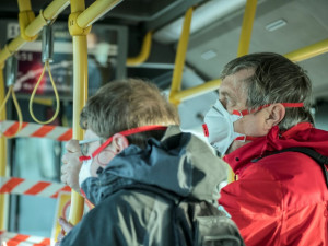Lidé nad 60 let dostanou respirátor a pět roušek, rozhodla vláda