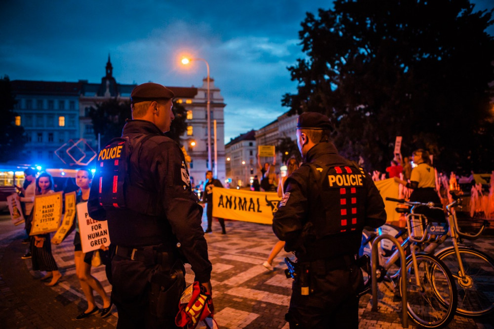 FOTO: Aktivisté obarvili vodu ve fontáně v Praze na červeno. Chtějí zákaz živočišných produktů