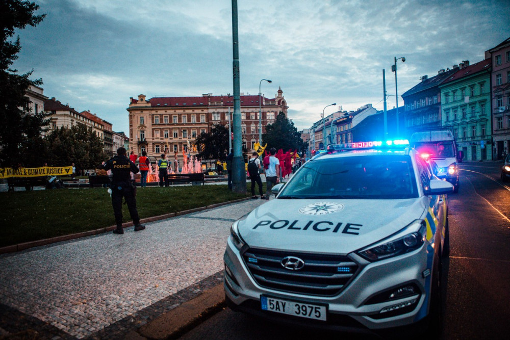 FOTO: Aktivisté obarvili vodu ve fontáně v Praze na červeno. Chtějí zákaz živočišných produktů