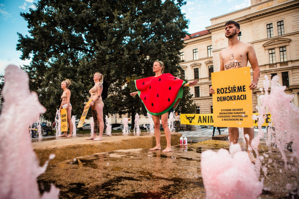 FOTO: Aktivisté obarvili vodu ve fontáně v Praze na červeno. Chtějí zákaz živočišných produktů