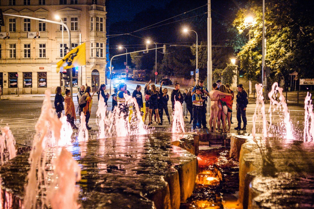 FOTO: Aktivisté obarvili vodu ve fontáně v Praze na červeno. Chtějí zákaz živočišných produktů