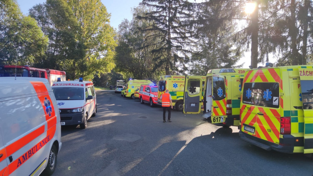 VIDEO: Složky IZS zasahují ve Kdyni, srazil se tam osobní vlak s lokotraktorem, na místě jsou zranění