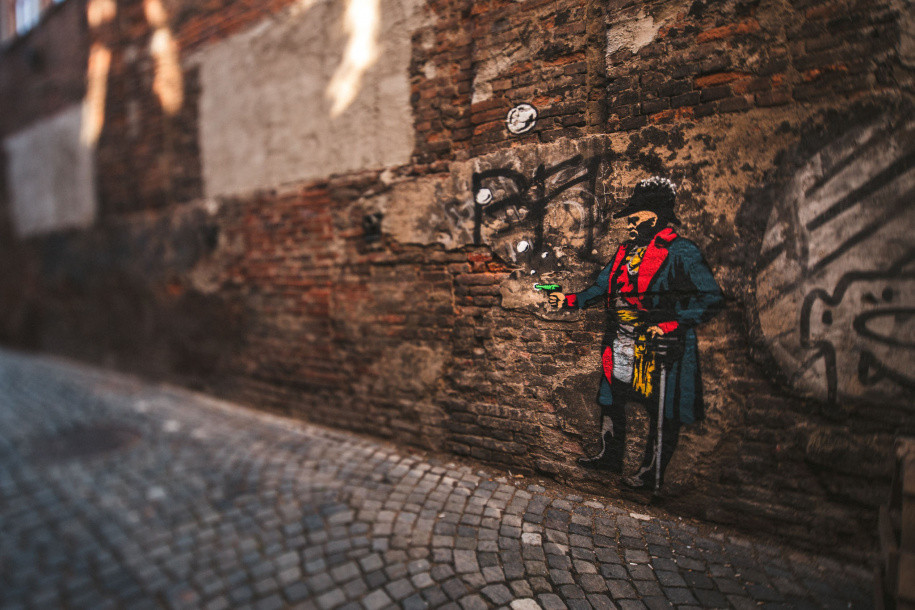 FOTO: Zapadlá olomoucká zákoutí nově zdobí slavné osobnosti spojené s městem