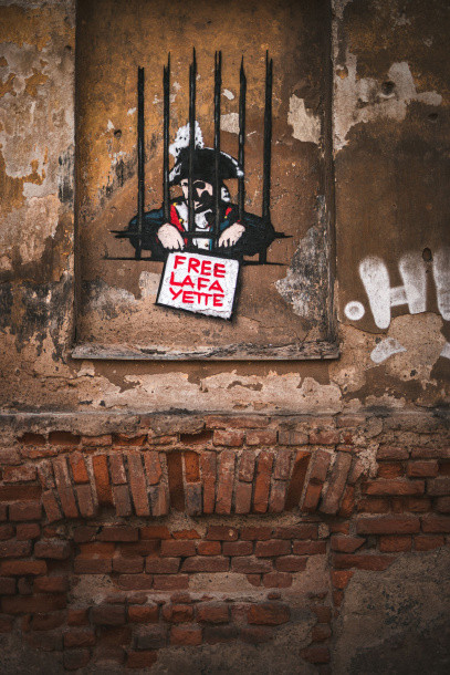 FOTO: Zapadlá olomoucká zákoutí nově zdobí slavné osobnosti spojené s městem