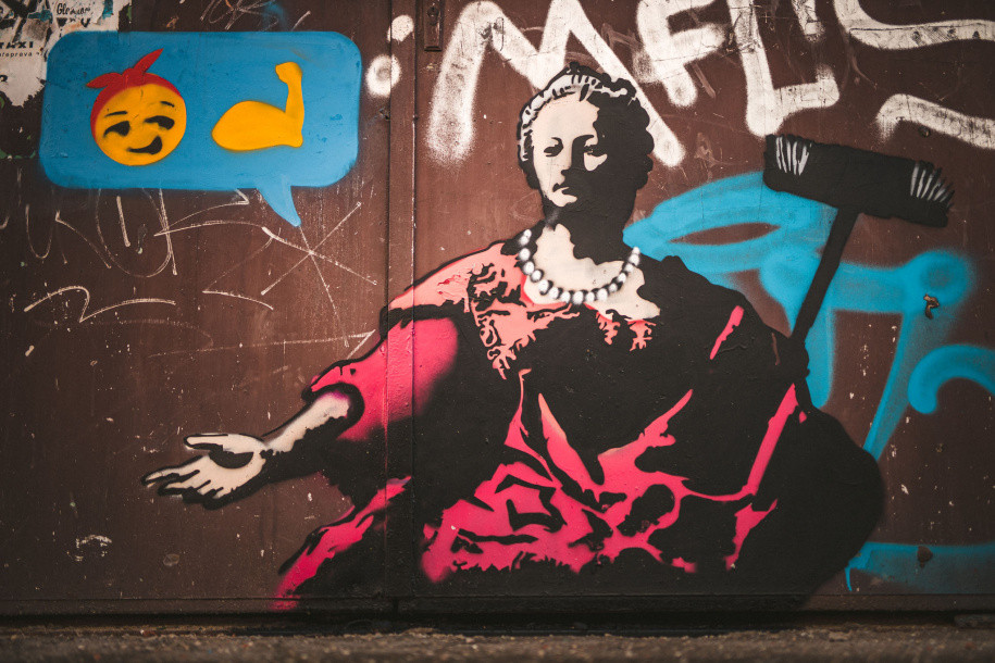 FOTO: Zapadlá olomoucká zákoutí nově zdobí slavné osobnosti spojené s městem