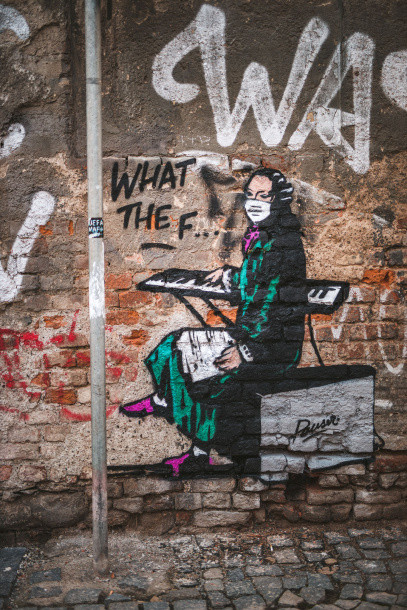 FOTO: Zapadlá olomoucká zákoutí nově zdobí slavné osobnosti spojené s městem