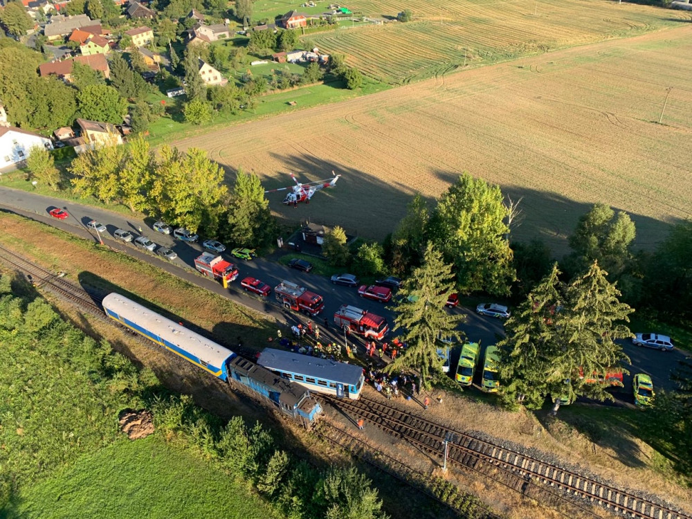 VIDEO: Složky IZS zasahují ve Kdyni, srazil se tam osobní vlak s lokotraktorem, na místě jsou zranění