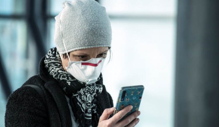 Roušky se budou muset nosit i ve firmách. Při dodržení rozestupů budou platit výjimky