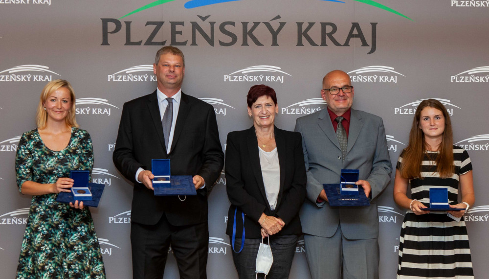 Stateční zachránci společně s náměstkyní hejtmana. Zleva Štěpánka Krejčová, Jiří Vacek, Marcela Krejsová, Václav Daňhel a Dagmar Gajdošová