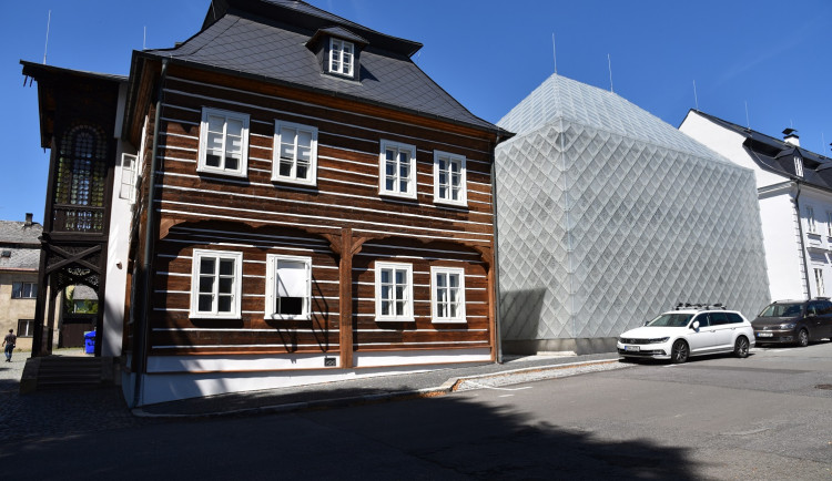 Skleněné sídlo Lasvit vyhrálo letošní Cenu Karla Hubáčka