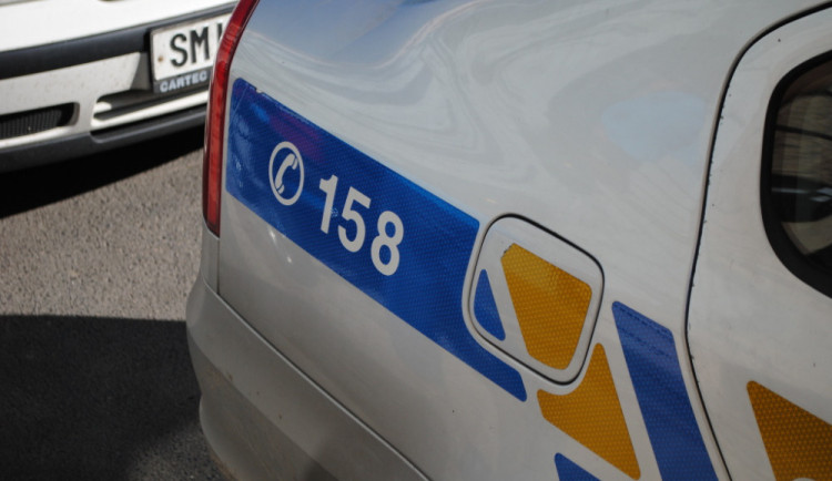 Jen si odběhl koupit snídani. Auto mu ukradli a ještě ho málem přejeli