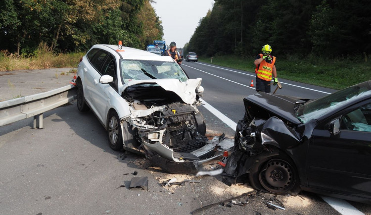 Řidička vjela do protisměru a srazila se s protijedoucím autem. Na místě zasahoval vrtulník