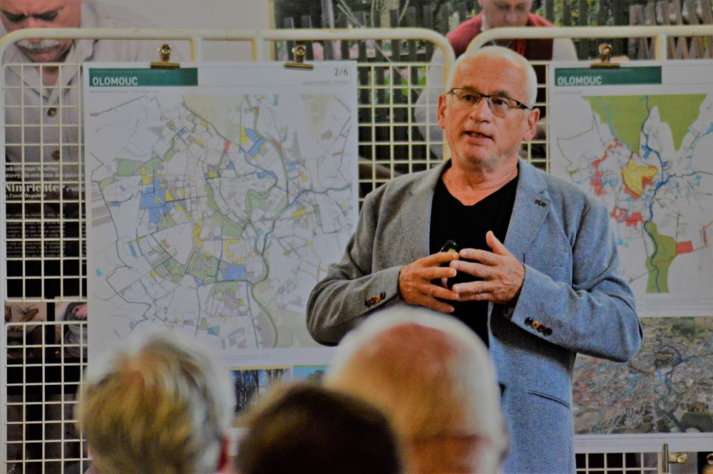 Pavel Šimek při středeční diskuzi s veřejností.