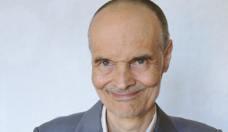 Usmívejte se na lidi, ale třeba i na věci, přírodu nebo svoji snídani, říká psychiatr Karel Nešpor
