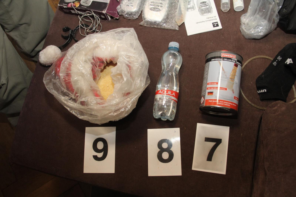 FOTO: Pražští kriminalisté rozprášili skupinu dealerů a výrobců pervitinu