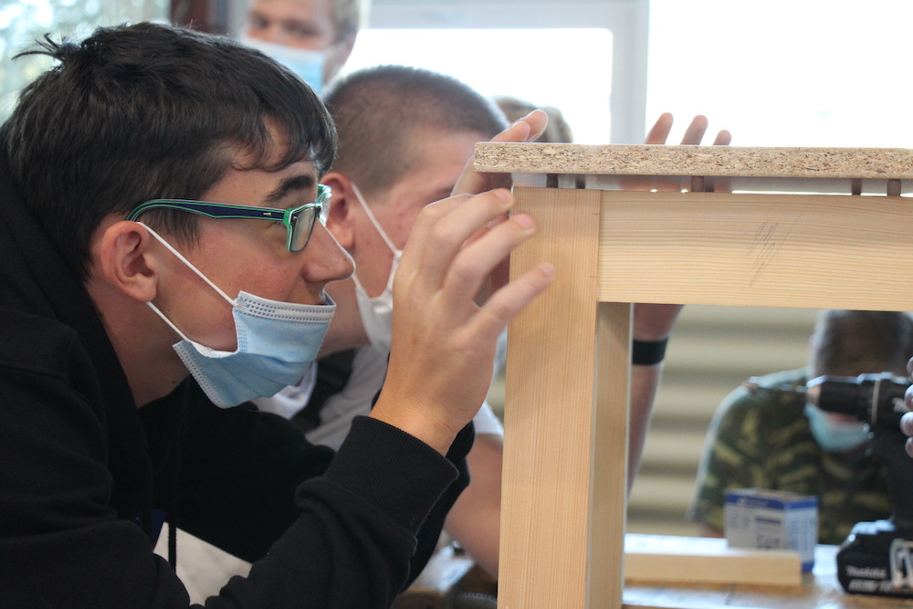 Vyzkoušeli si pečení dortu i výrobu dřevěné židle. Osmáci z Třeboně navštívili lišovské učiliště