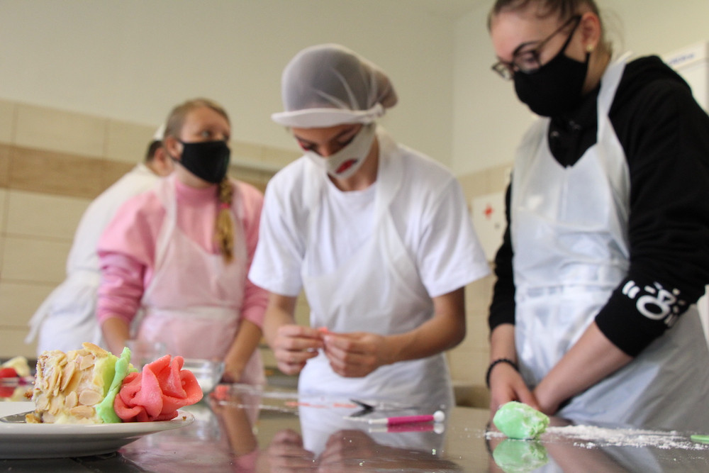 Vyzkoušeli si pečení dortu i výrobu dřevěné židle. Osmáci z Třeboně navštívili lišovské učiliště