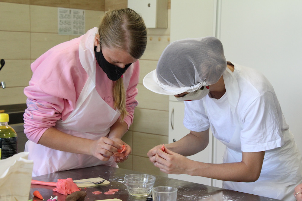 Vyzkoušeli si pečení dortu i výrobu dřevěné židle. Osmáci z Třeboně navštívili lišovské učiliště
