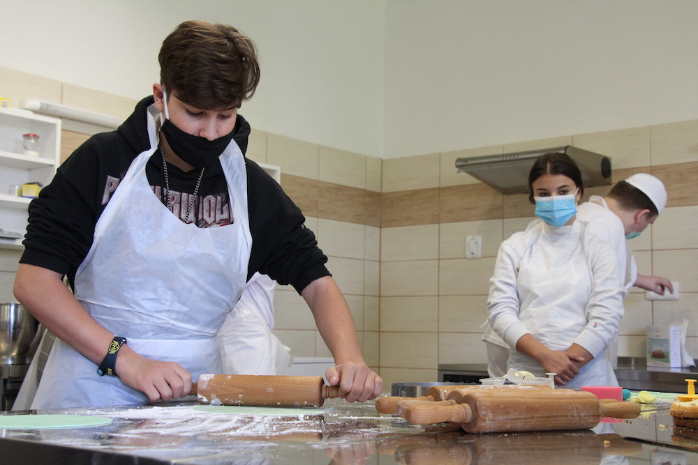 Vyzkoušeli si pečení dortu i výrobu dřevěné židle. Osmáci z Třeboně navštívili lišovské učiliště