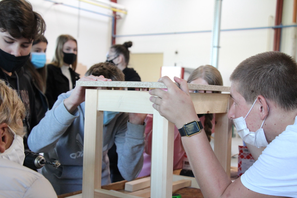Vyzkoušeli si pečení dortu i výrobu dřevěné židle. Osmáci z Třeboně navštívili lišovské učiliště