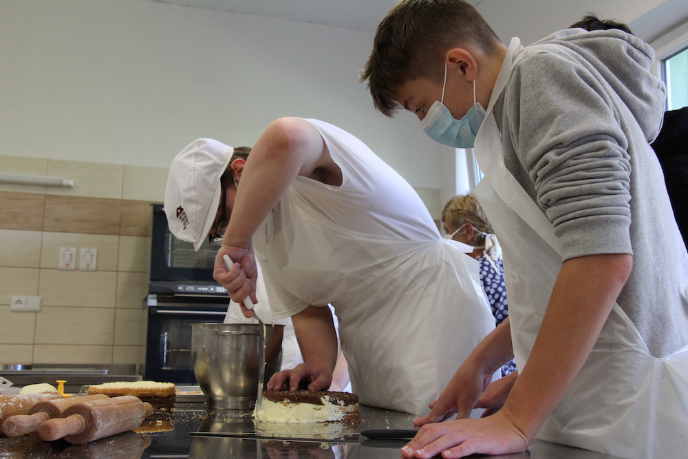 Vyzkoušeli si pečení dortu i výrobu dřevěné židle. Osmáci z Třeboně navštívili lišovské učiliště