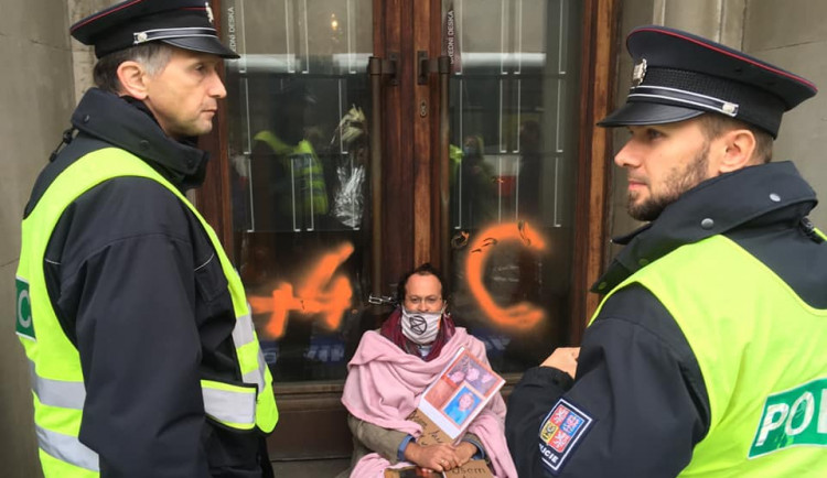 Členové hnutí své požadavky demonstrovali v úterý i před ministerstvem financí v Praze. 