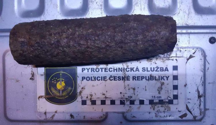 Muž na své zahradě našel starou munici
