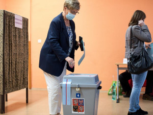 Volební místnosti se otevřely. Lidé začali vybírat krajské zastupitele a senátory