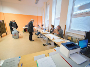 Volební místnosti se otevřely. Lidé začali vybírat krajské zastupitele a senátory